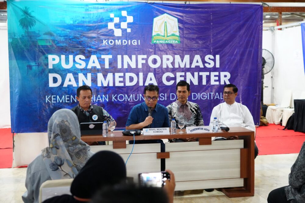 Wamen Komdigi RI Nezar Patria didampingi Sekda Aceh M. Nasir Syamaun dan Kadis Kominsa Aceh Edi Yandra, memberikan keterangan pers terkait pemulihan jaringan telekomunikasi di Media Center Posko Tanggap Darurat Bencana Hidrometeorologi, Kantor Gubernur Aceh, Jum'at (5/12).