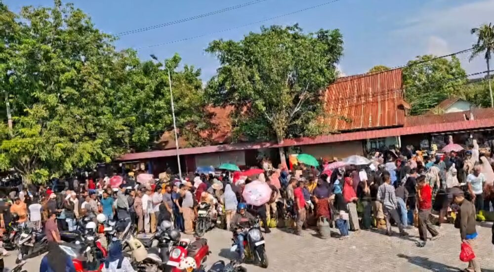 Ribuan warga memadati lokasi operasi pasar LPG 3 kg yang digelar Pemko Banda Aceh bersama Pertamina pada Sabtu pagi (6/12). (Foto: Ist)
