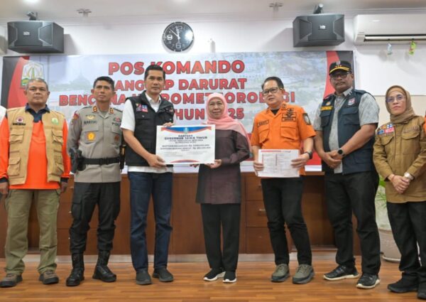 Gubernur Jawa Timur Khofifah Indar Parawansa menyerahkan bantuan tanggap darurat banjir-longsor untuk Aceh Rp3,8 miliar yang diterima Sekda Aceh M Nasir Syamaun di Kantor Gubernur Aceh, Sabtu (6/12). (Foto: Ist)