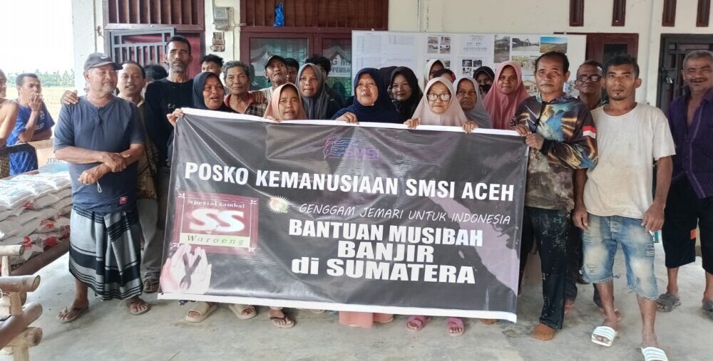 Serikat Media Siber Indonesia (SMSI) Aceh dan Warung Spesial Sambal Yogyakarta mengirimkan bantuan beras untuk warga terdampak banjir di Gampong Matang Cot Paseh, Peusangan, Bireuen, Sabtu (6/12). (Foto: Dok. SMSI Aceh)