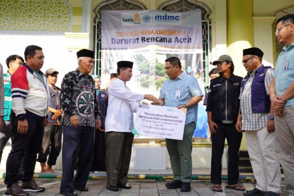 BSI bersinergi dengan BSI Maslahat menyalurkan bantuan melalui PW Muhammadiyah Aceh untuk mempercepat pemulihan masyarakat terdampak bencana yang melanda Aceh. (Foto: Ist)
