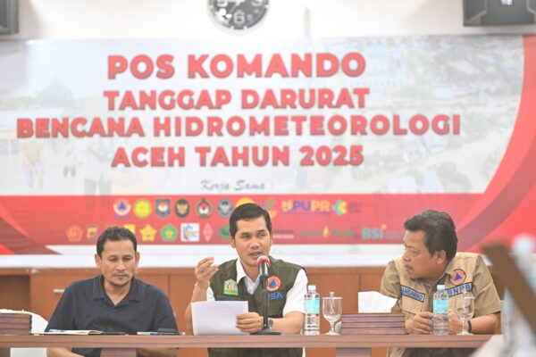 Sekda Aceh M. Nasir Syamaun memimpin rapat evaluasi penanggulangan bencana hidrometeorologi Aceh, di Posko Kantor Gubernur Aceh, Sabtu (6/12). (Foto: Ist)