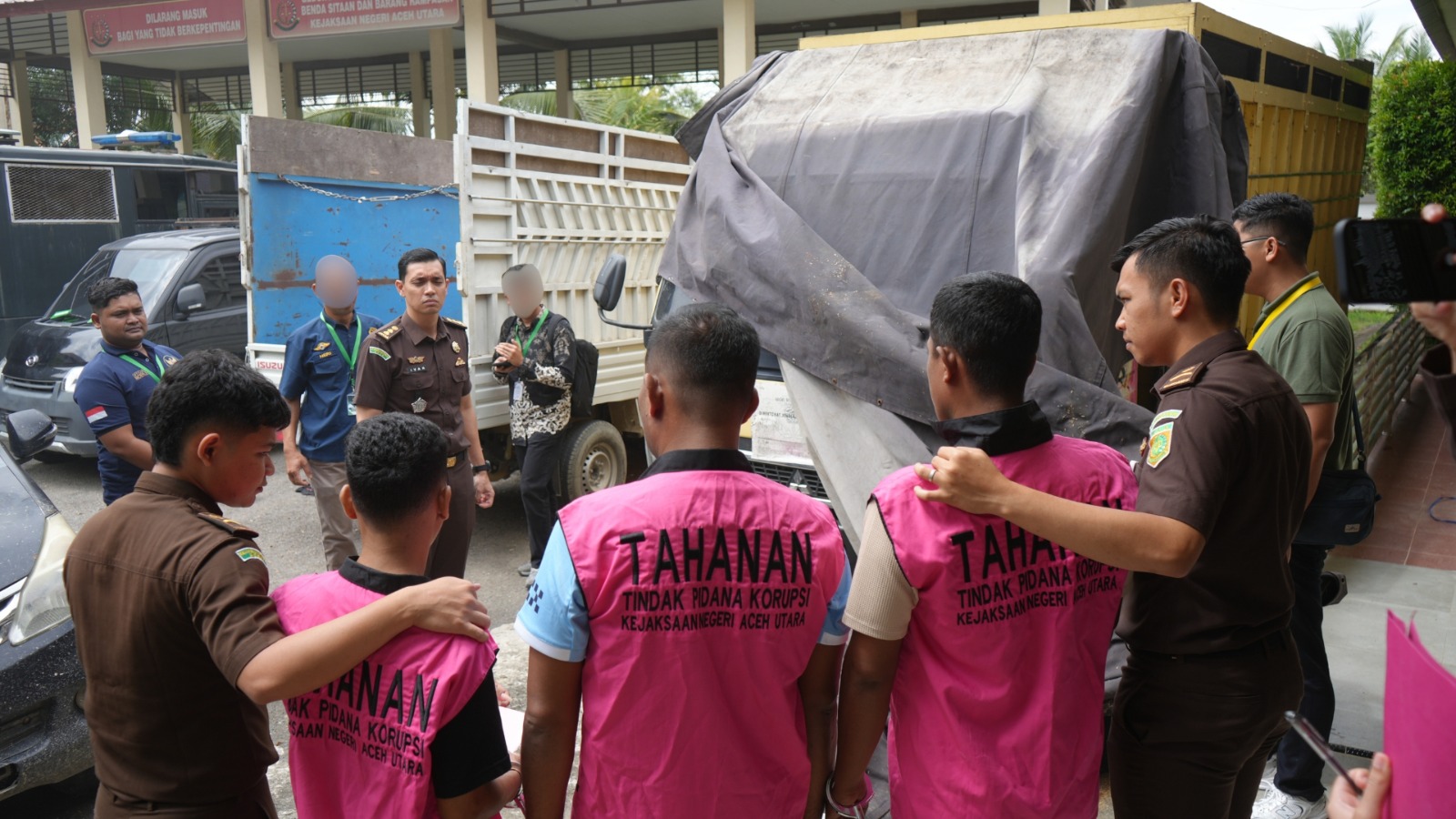 Bea Cukai Lhokseumawe melaksanakan penyerahan tiga tersangka 3,87 juta batang rokok ilegal ke Kejari Aceh Utara, Selasa (9/12). (Foto: Ist)