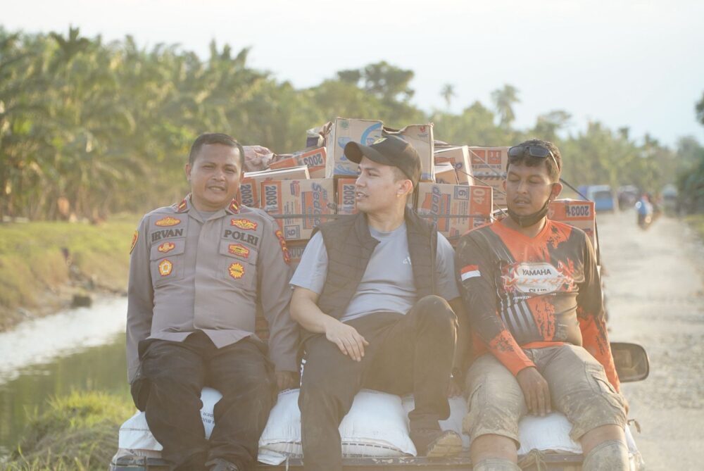 Direktur Utama PT Pembangunan Aceh (PEMA), Mawardi Nur, turun langsung ke lapangan untuk menyalurkan bantuan bagi masyarakat terdampak banjir di berbagai wilayah Aceh, Rabu, 10 Desember 2025.