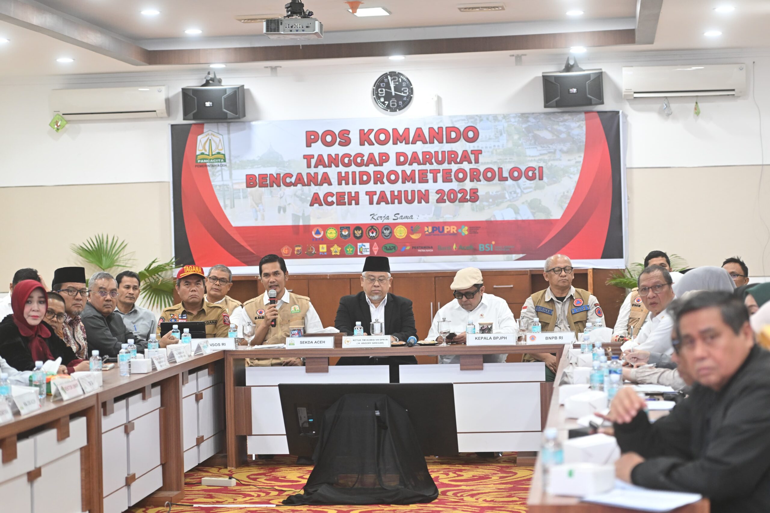 Komisi VIII DPR RI melakukan pertemuan dengan Sekda Aceh, M. Nasir Syamaun di Posko Tanggap Darurat Bencana Aceh di lantai 3 Kantor Gubernur Aceh, Rabu, 10 Desember 2025. (Foto: Ist)