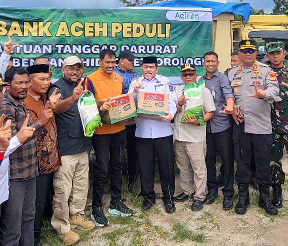 Gubernur Aceh Muzakir Manaf (Mualem) bersama Dirut Bank Aceh Fadhil Ilyas, turun langsung menyalurkan bantuan kepada korban banjir di Desa Jabi-Jabi, Kecamatan Sultan Daulat, Subulussalam, Rabu (10/12). (Foto: Ist)