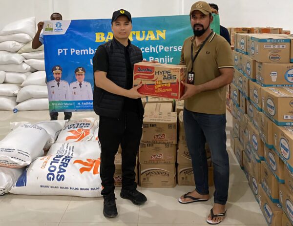 Dirut PT PEMA Mawardi Nur, menyalurkan bantuan darurat untuk masyarakat terdampak banjir di Aceh Timur yang diterima Bupati Iskandar Usman Al-Farlaky. (Foto: Ist)