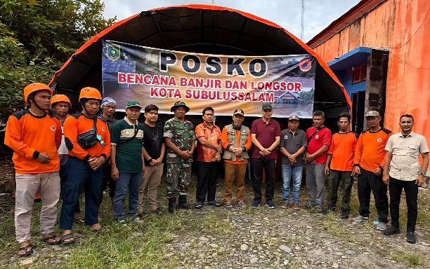 Kepala DPMPTSP Aceh, Marwan Nusuf turun langsung ke Subulussalam untuk penanganan dampak bencana banjir dan longsor. (Foto: Ist)