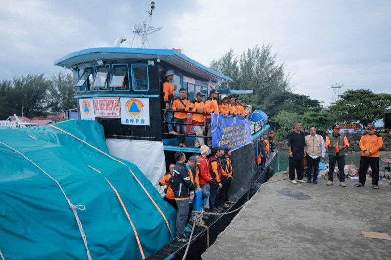 Kalaksa BPBD Aceh Besar Ridwan Jamil melepaskan 270 ton bantuan untuk korban banjir melalui jalur laut di Pelabuhan Ulee Lheue, Jum'at (12/12).