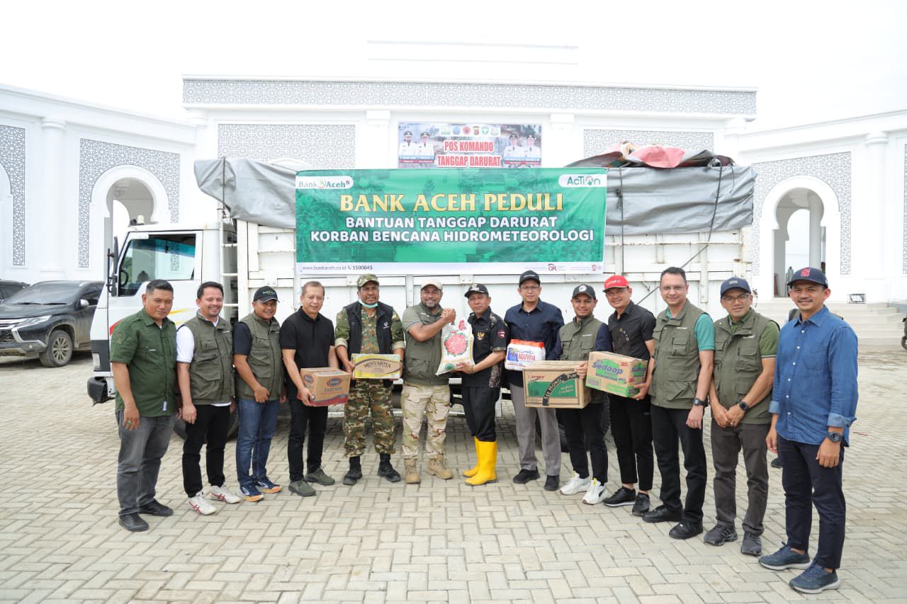 Dirut Bank Aceh Serahkan Bantuan untuk Korban Banjir di Pidie Jaya