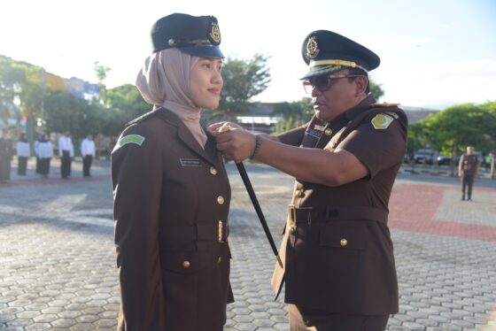 Kajati Aceh Yudi Triadi SH MH menyematkan PIN Penghargaan Wilayah Bebas dari Korupsi (WBK) pada upacara peringatan Hari, Jum'at (19/12), di halaman Kantor Kejati Aceh. (Foto: Ist)