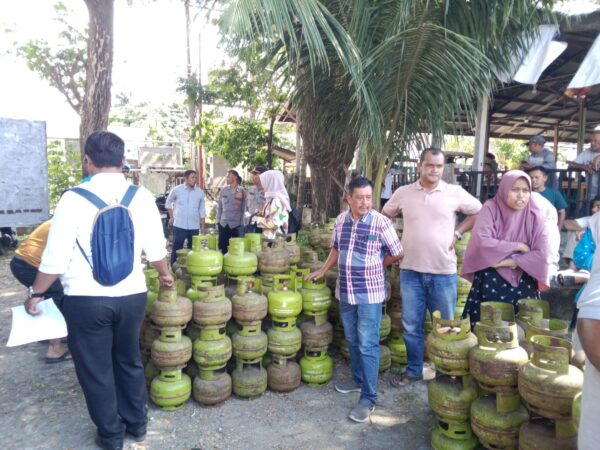 Suasana penyaluran LPG 3 kg di halaman Kantor Camat Darul Imarah, Aceh Besar, Selasa (23/12).