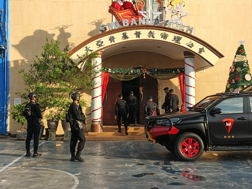 Detasemen Gegana Satuan Brimob Polda Aceh melaksanakan kegiatan sterilisasi di sejumlah gereja yang berada di Banda Aceh, Kamis (25/12).