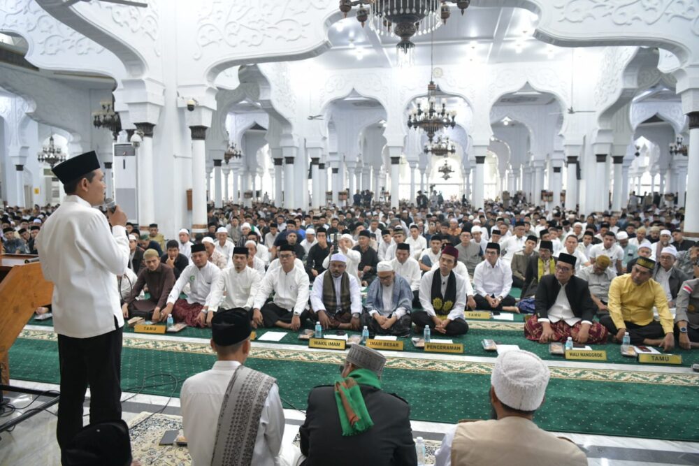Peringatan 21 tahun tsunami Aceh dan doa bersama untuk korban banjir bandang berlangsung penuh kekhusyukan di Masjid Raya Baiturrahman Banda Aceh, Jum'at (26/12/2025). (Foto: Ist)