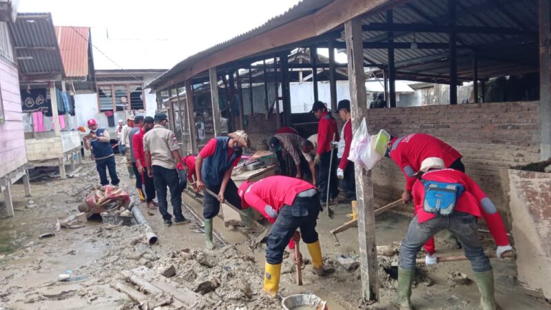 Dinas Sosial Aceh turut berpartisipasi dalam kegiatan gotong royong ASN Pemerintah Aceh di lingkungan Dayah Malikussaleh, Panton Labu, Aceh Utara, Senin (29/12). (Foto: Ist)
