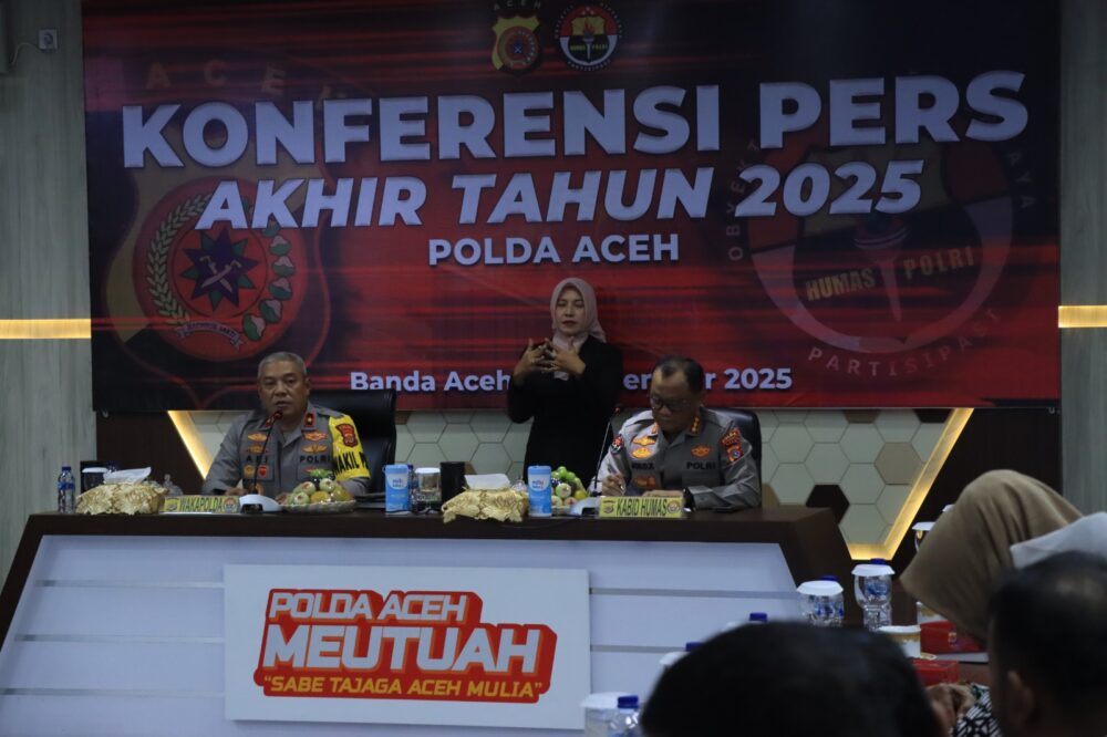 Konferensi pers akhir tahun 2025 dipimpin Wakapolda Aceh Brigjen Pol Ari Wahyu Widodo dan dihadiri para Pejabat Utama (PJU) Polda Aceh serta awak media, Selasa (30/12). (Foto: Ist)