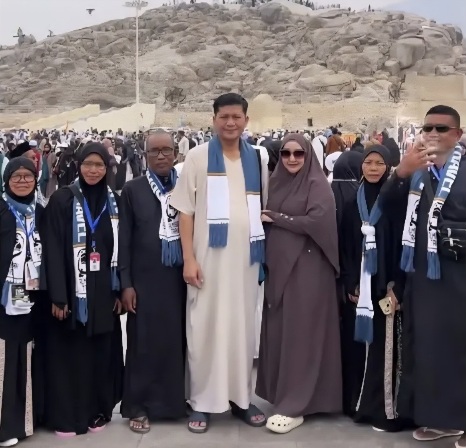 Bupati Aceh Selatan Mirwan MS (tengah) nekat melaksanakan ibadah umrah di tengah kondisi darurat bencana yang melanda Aceh saat ini. (Foto: Ist)