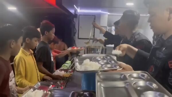 Polri melalui Pasukan Brimob membuka dapur lapangan untuk memenuhi kebutuhan makan warga terdampak banjir di Aceh Tamiang. (Foto: Ist)