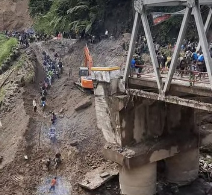 Akses jalan dari Bireuen menuju Bener Meriah dan Aceh Tengah hingga kini masih menghadapi kendala jalan terputus di jembatan Tenge Besi Kecamatan Pintu Rime Gayo, Ahad (21/12). (Foto: Ist)