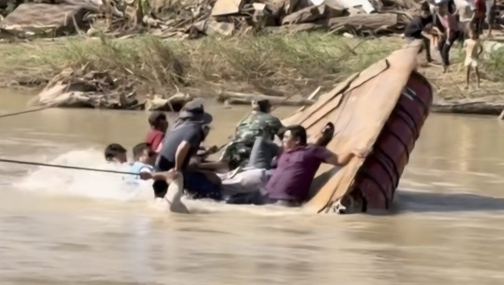 Rakit darurat yang ditumpangi Wagub Aceh Fadhlullah terbalik dan tercebur ke sungai saat meninjau daerah terdampak bencana banjir bandang di Desa Merandeh Paya, Kecamatan Rusip Antara, Aceh Tengah, Ahad (21/12). (Foto: Ist)