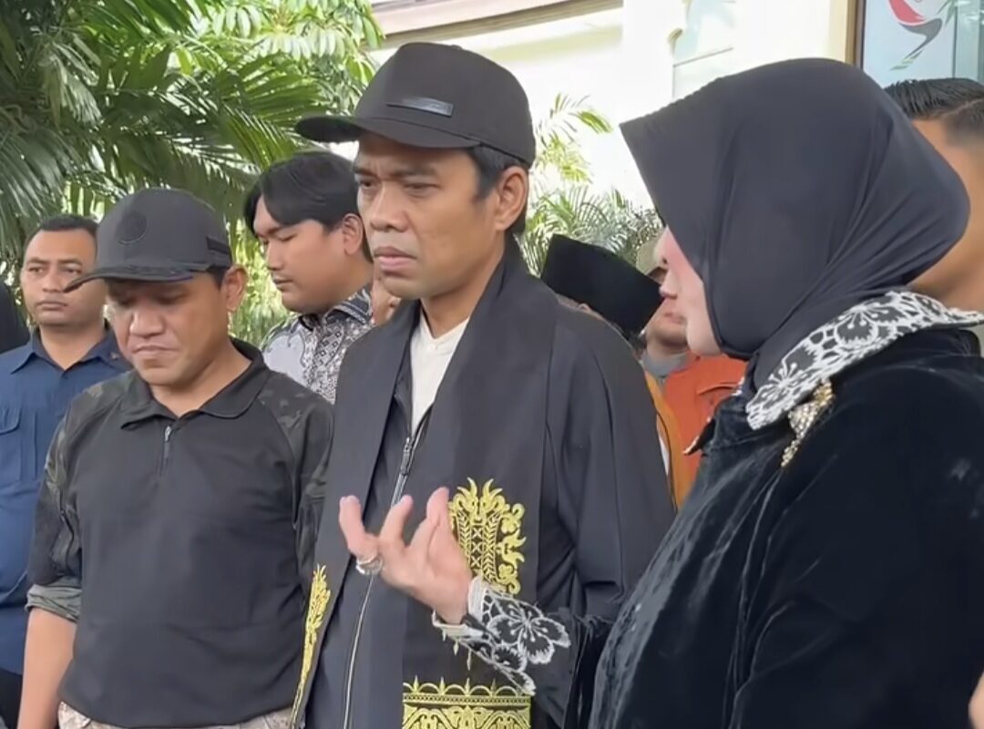 Da'i kondang asal Riau, Ustaz Abdul Somad (UAS) tiba di Aceh melalui Bandara SIM Blang Bintang, Aceh Besar, Kamis (25/12). (Foto: Ist)