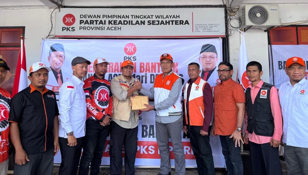 Ketua Fraksi PKS DPR RI, Abdul Harris Almakhsyari didampingi Anggota DPR RI Dapil Aceh, M Nasir Djamil dan Ghufran Zainal Abidin menyerahkan bantuan untuk korban banjir Aceh di Posko Tanggap Darurat Bencana DPW PKS Aceh, Rabu (3/12). (Foto: Ist)