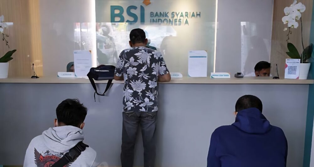 BSI memulihkan layanan kantor cabang pasca-bencana hidrometeorologi, elain mengirimkan bantuan kemanusiaan. (Foto: Ist)