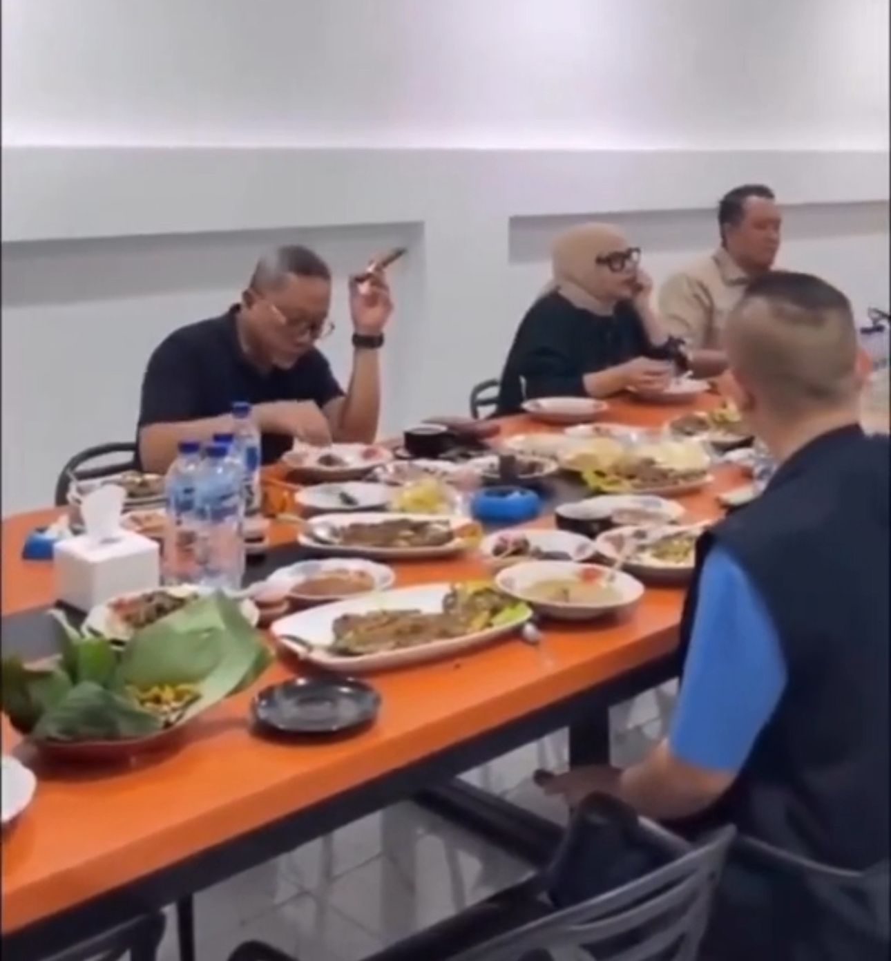 Viral Menko Pangan Zulhas Makan Mewah Sambil Isap Cerutu Saat Pengungsi Kelaparan di Lokasi Bencana Aceh