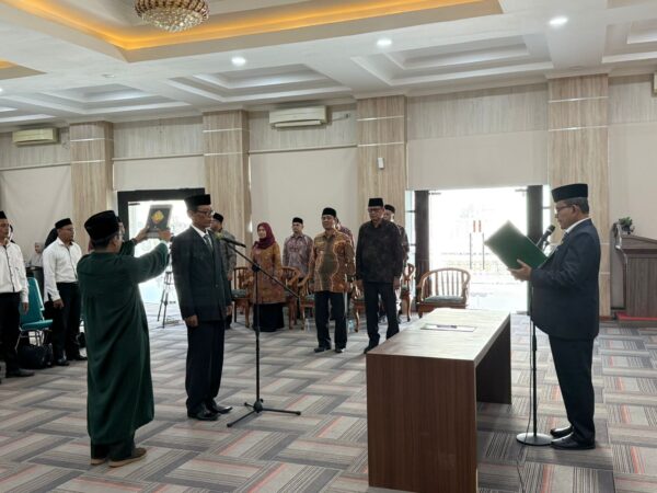 Kakanwil Kemenag Aceh Azhari melantik Nasruddin SAg MPdI sebagai Kakankemenag Kabupaten Aceh Tenggara, Rabu (31/12). (Foto: Ist)