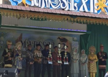 Penyerahan piala kepada para juara saat penutupan Marssal ke-12 di MTsN 1 Model Banda Aceh, Sabtu (31/1). (Foto: Ist)