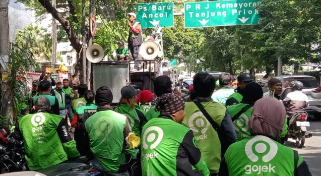 Ratusan pengemudi Gojek berkumpul di depan Pengadilan Tipikor Jakarta Pusat untuk mengawal sidang perdana Nadiem Makarim, Senin (5/1/2026). Massa mendesak pembebasan Nadiem dari dakwaan korupsi proyek digitalisasi pendidikan karena menganggap kasus tersebut tidak berdasar. (Foto: Dok. Istimewa)