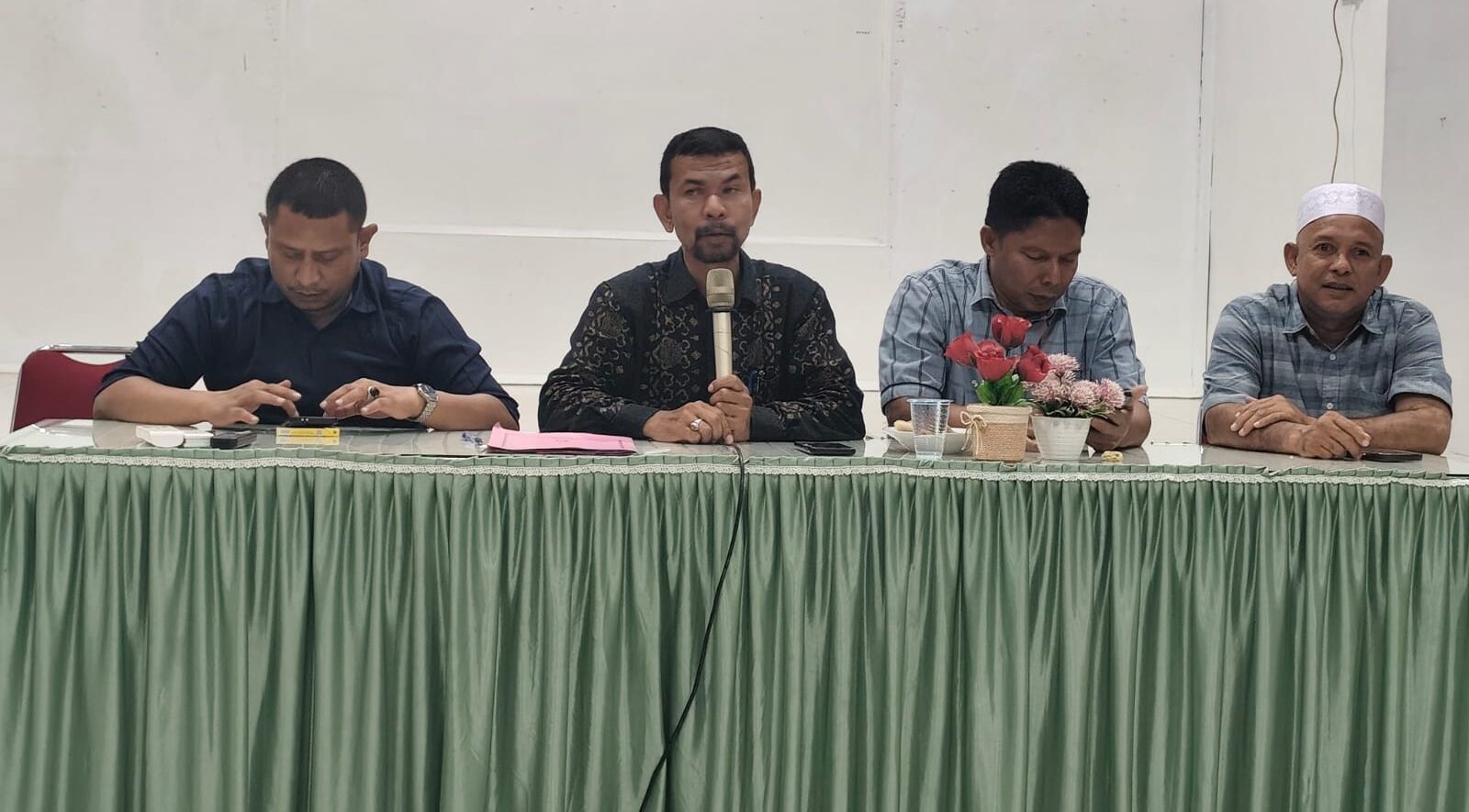 Sekcam Kecamatan Peukan Bada Rusydi SAg memberikan sambutan usai terpilih aklamasi sebagai Ketua ISAB, di Aula UDKP Kecamatan Ingin Jaya, Aceh Besar, Jum'at (2/1).
