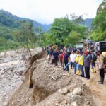 Sekda Aceh, M. Nasir Syamaun bersama Asisten I Sekda Aceh Syakir dan rombongan terjebak longsor di Gampong Tetumpun, Kecamatan Putri Betung, Gayo Lues, Sabtu (3/1). (Foto: Ist)