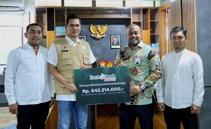 Dirut Bank Aceh Fadhil Ilyas menyerahkan bantuan program "Bank Aceh Peduli" Rp642 juta untuk penanganan bencana banjir bandang dan longsor di Aceh, yang diterima Sekda Aceh M Nasir Syamaun. (Foto: Ist)