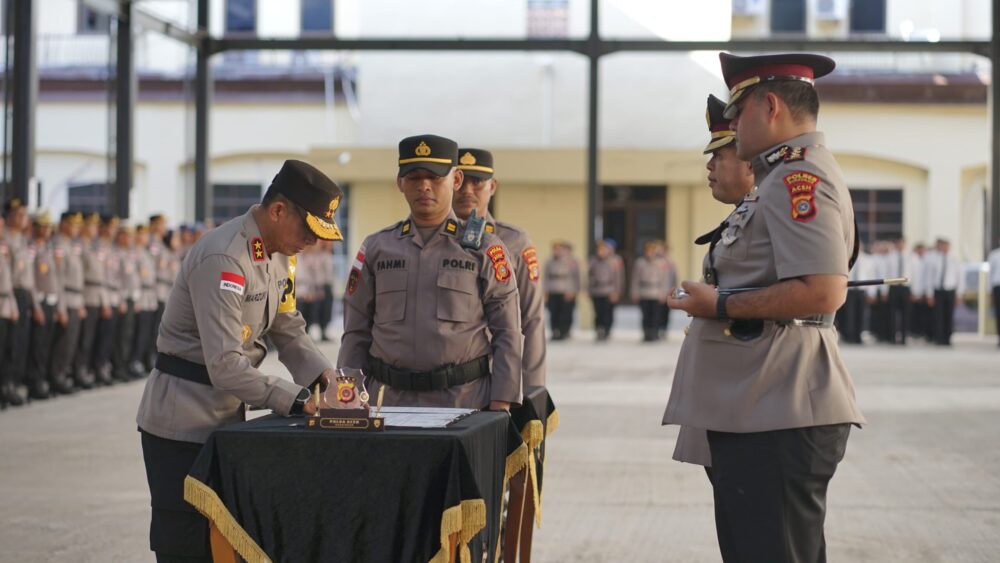 Kapolda Aceh Irjen Pol Marzuki Alibasyah memimpin upacara serah terima jabatan 4 PJU dan 3 Kapolres, di Meuligoe Polda Aceh, Senin (5/1). (Foto: Ist)