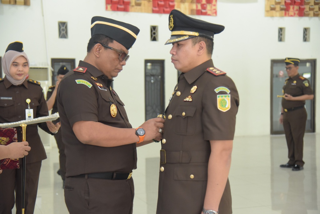 Kajati Aceh Yudi Triadi SH MH melantik Rozano Yudistira SH MH sebagai Kajari Aceh Selatan yang baru pada Senin (5/1) di Aula Serbaguna Kejati Aceh. (Foto: Ist)