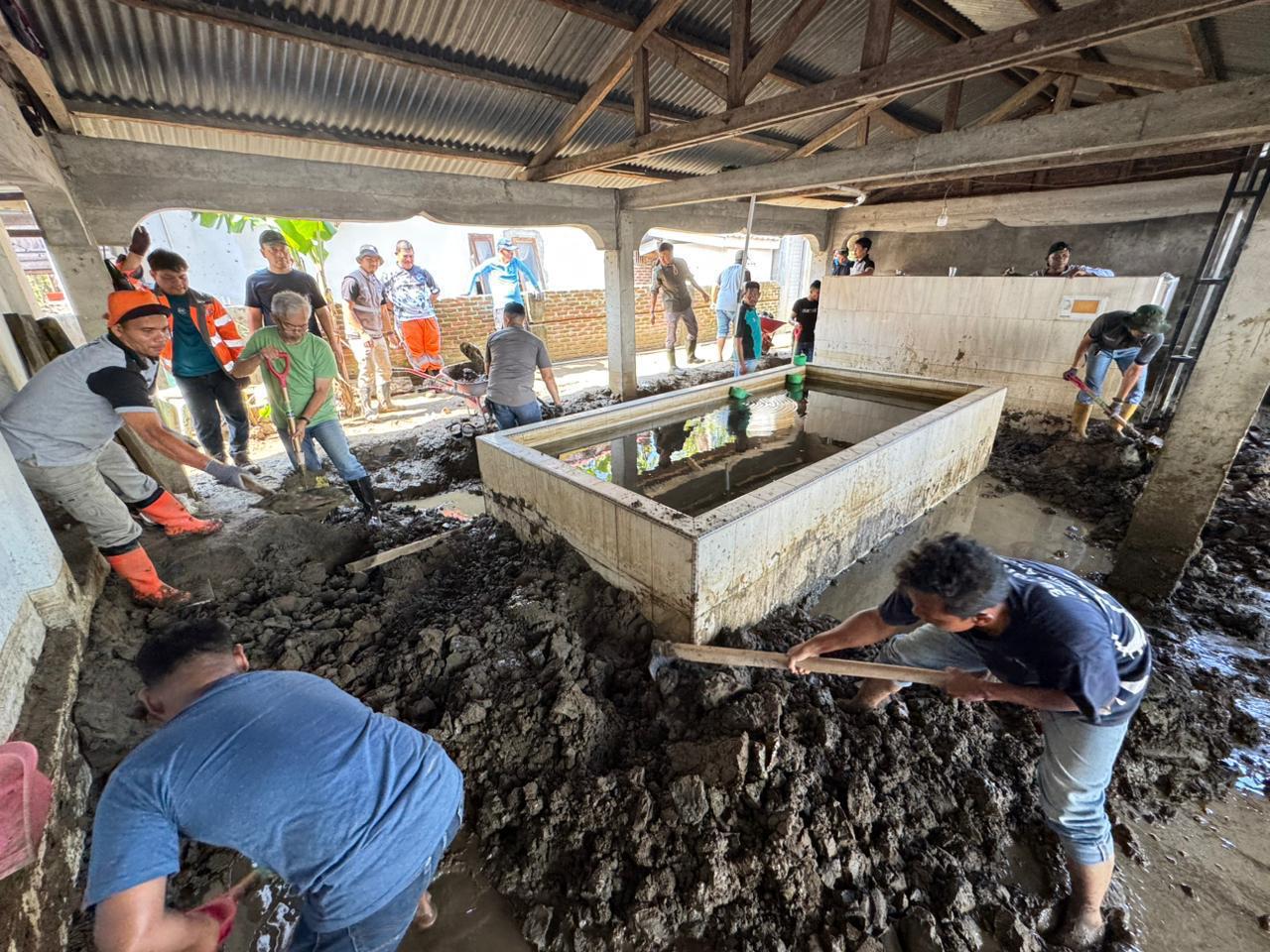 General Manager Solusi Bangun Andalas, R. Adi Santosa beserta karyawan membersihkan Dayah Kruet, Kecamatan Meurah Dua, Pidie Jaya dalam aksi bakti sosial yang diinisiasi Serikat Pekera Semen Andalas (SPSA). (Foto: Ist)