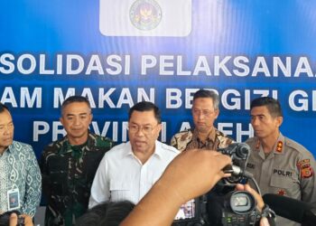 Wakil Kepala BGN Irjen Pol Sony Sonjaya didampingi Kapolda Aceh Irjen Pol Marzuki Ali Basyah dan Pangdam Iskandar Muda Mayjen TNI Joko Hadi Susilo, pada konsolidasi Program MBG Provinsi Aceh di Hotel Hermes Palace Banda Aceh, Sabtu (17/1). (Foto: Ist)