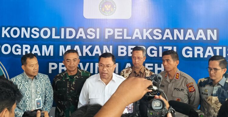 Wakil Kepala BGN Irjen Pol Sony Sonjaya didampingi Kapolda Aceh Irjen Pol Marzuki Ali Basyah dan Pangdam Iskandar Muda Mayjen TNI Joko Hadi Susilo, pada konsolidasi Program MBG Provinsi Aceh di Hotel Hermes Palace Banda Aceh, Sabtu (17/1). (Foto: Ist)