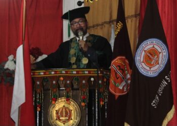 Ketua Prodi S3 Studi Islam Pascasarjana UIN Ar-Raniry, Prof Dr Syamsul Rijal MAg orasi ilmiah pada Wisuda Sekolah Tinggi Keguruan dan Ilmu Pendidikan (STKIP) Usman Safri Kutacane, Aceh Tenggara, Sabtu (17/1). (Foto: Ist)