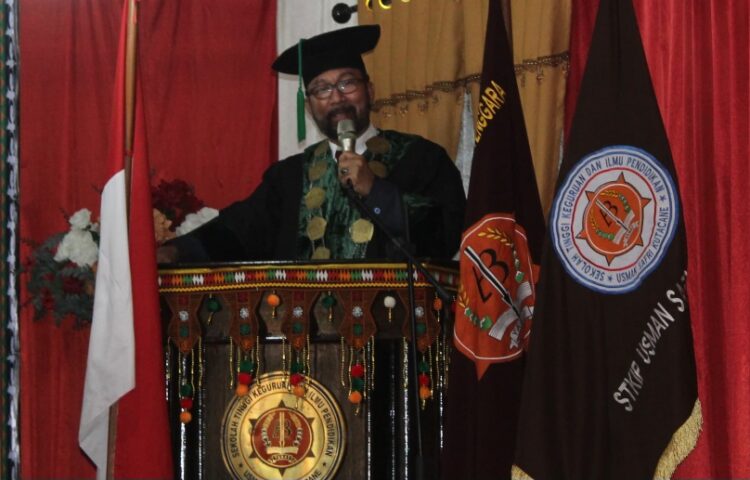 Ketua Prodi S3 Studi Islam Pascasarjana UIN Ar-Raniry, Prof Dr Syamsul Rijal MAg orasi ilmiah pada Wisuda Sekolah Tinggi Keguruan dan Ilmu Pendidikan (STKIP) Usman Safri Kutacane, Aceh Tenggara, Sabtu (17/1). (Foto: Ist)