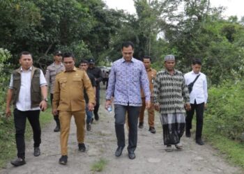Bupati Aceh Besar Muharram Idris bersama utusan Kemendagri meninjau lokasi rencana Kecamatan Seulawah Agam, pemekaran Kecamatan Seulimeum di Lamteuba, Selasa (20/1). (Foto: Ist)