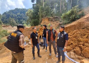 Aparat gabungan melakukan penyisiran ke lokasi tambang emas ilegal yang diduga dikuasai WNA asal Vietnam di Desa Kareung Ateuh, Kecamatan Indra Jaya, Aceh Jaya, Kamis (22/1). (Foto: Ist)