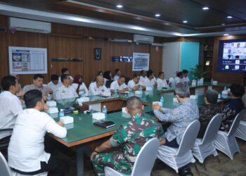 Sekda Aceh, M Nasir Syamaun didampingi Asisten I Syakir, Kadis Kominsa menerima bantuan CSR dari PT Digital Sandi Informasi (DSI) berupa sistem layanan Emergency Call Center 112 sebagai pusat monitoring kedaruratan Provinsi Aceh di Ruang Rapat Sekda Aceh, Rabu (21/1). (Foto: Ist)