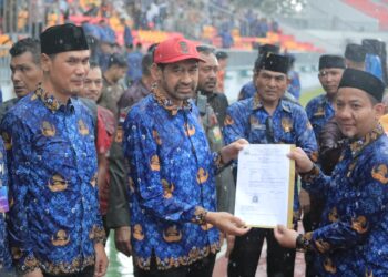 Gubernur Muzakir Manaf didampingi Sekda Aceh M Nasir Syamaun menyerahkan secara simbolis SK pengangkatan PPPK paruh waktu kepada 5.486 honorer Pemerintah Aceh di Stadion Harapan Bangsa Lhong Raya Banda Aceh, Kamis sore. (29/1/2026). (Foto: Ist)