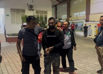 Tim Tabur Kejati Aceh menangkap seorang buronan yang masuk DPO Kejari Bireuen di Samalanga, Kamis malam (29/1). (Foto: Ist)