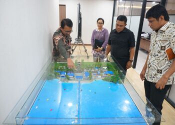 Bupati Aceh Besar Muharram Idris melihat miniatur rencana pembangunan Kampung Nelayan di Aceh Besar pada pertemuan dengan pejabat Kementerian Kelautan dan Perikanan di Gedung Mina Bahari II Lantai 8, Kantor KKP RI, Jakarta, Jum'at (30/1).