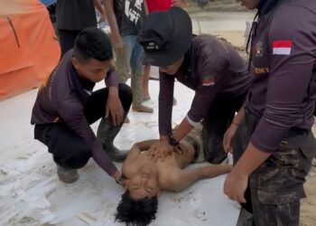 Taruna Akpol bersama warga berhasil menyelamatkan anak yang hanyut di sungai kawasan bawah jembatan Kuala Simpang, Aceh Tamiang, Jum'at sore (30/1). (Foto: Ist)