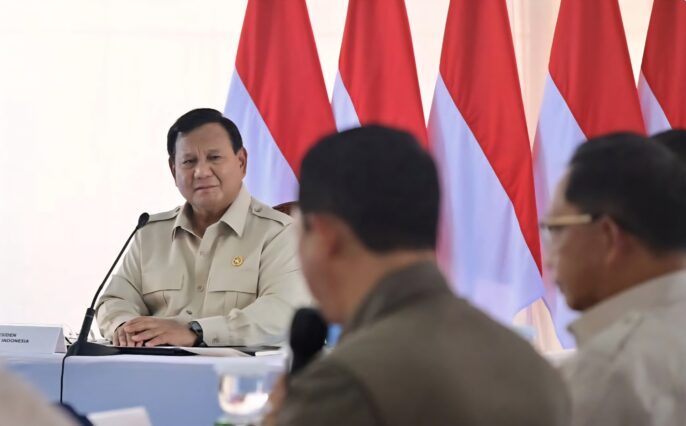 Presiden Prabowo Subianto saat rapat koordinasi dalam kunjungannya meninjau pembangunan Huntara pengungsi korban banjir bandang dan longsor yang dibangun Danantara di Aceh Tamiang, Kamis (1/1/2026). (Foto: Ist)