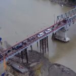 Kendaraan jenis truk tronton dilarang melintas di Jembatan Bailey darurat Krueng Tingkeum, Kecamatan Kutablang, Bireuen mulai 18 Januari 2026. (Foto: Ist)